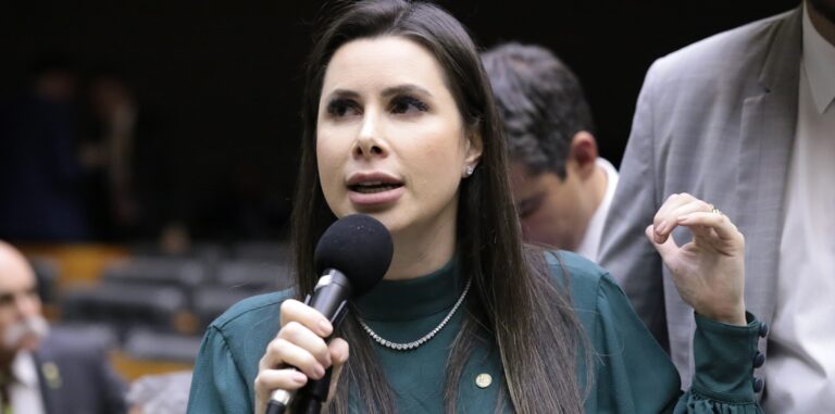 Michelle comprova apoio a Carol de Toni em disputa por vaga em SC michelle-reafirma-apoio-a-carol-de-toni-em-disputa-por-vaga-em-sc