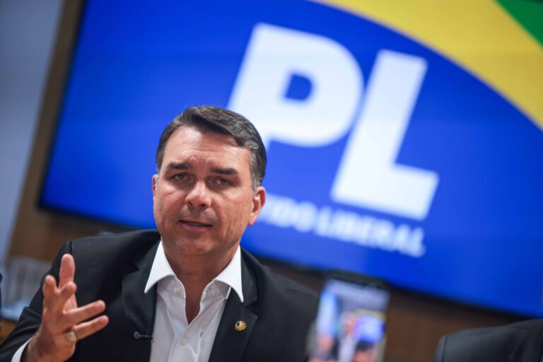 De volta ao Brasil, Flávio visita Bolsonaro e tenta reorganizar o PL de-volta-ao-brasil,-flavio-visita-bolsonaro-e-tenta-reorganizar-o-pl