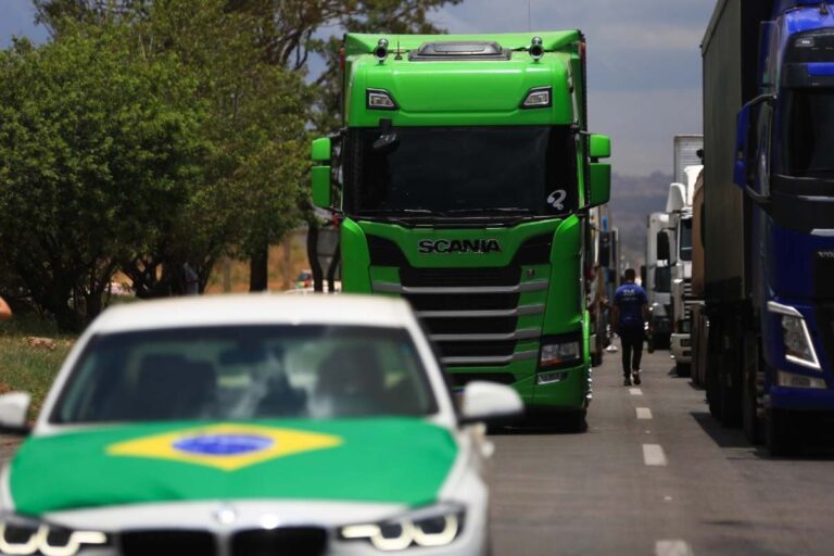 Governo anuncia fiscalização eletrônica de fretes depois de ameaça de greve dos caminhoneiros governo-anuncia-fiscalizacao-eletronica-de-fretes-apos-ameaca-de-greve-dos-caminhoneiros
