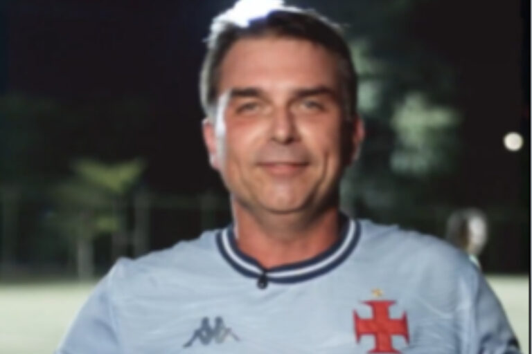 Flávio Bolsonaro faz gols e compara vitória em pelada às eleições flavio-bolsonaro-faz-gols-e-compara-vitoria-em-pelada-as-eleicoes